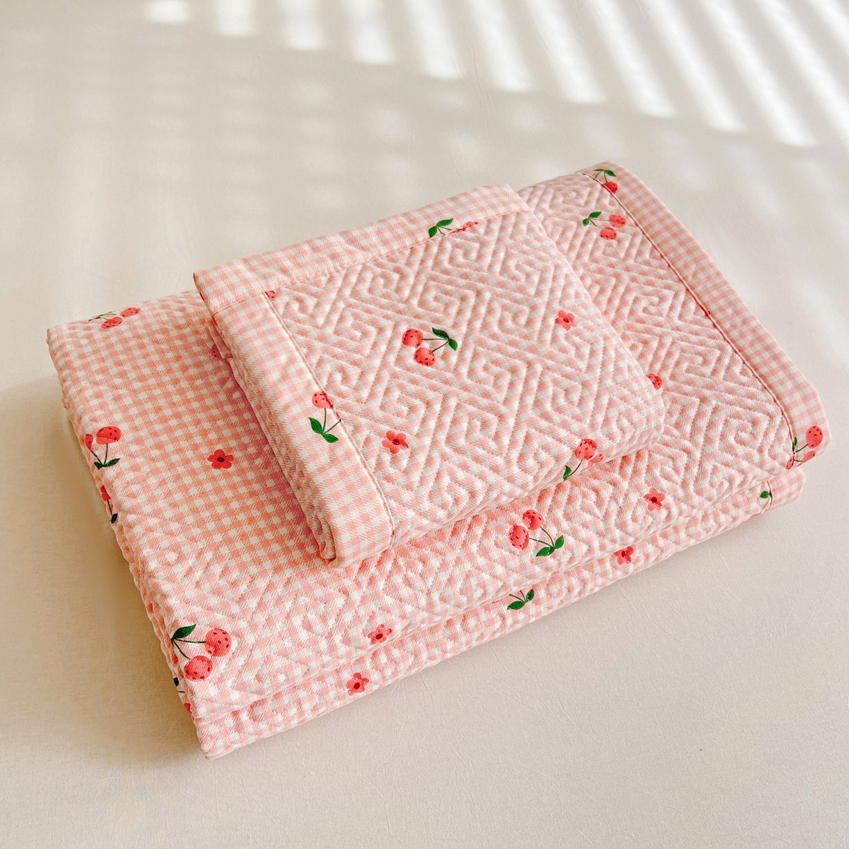 91家纺网 家纺一手货源 找家纺 棉乐町家居 2026新款老粗布床盖床垫大床 床盖 格子樱桃