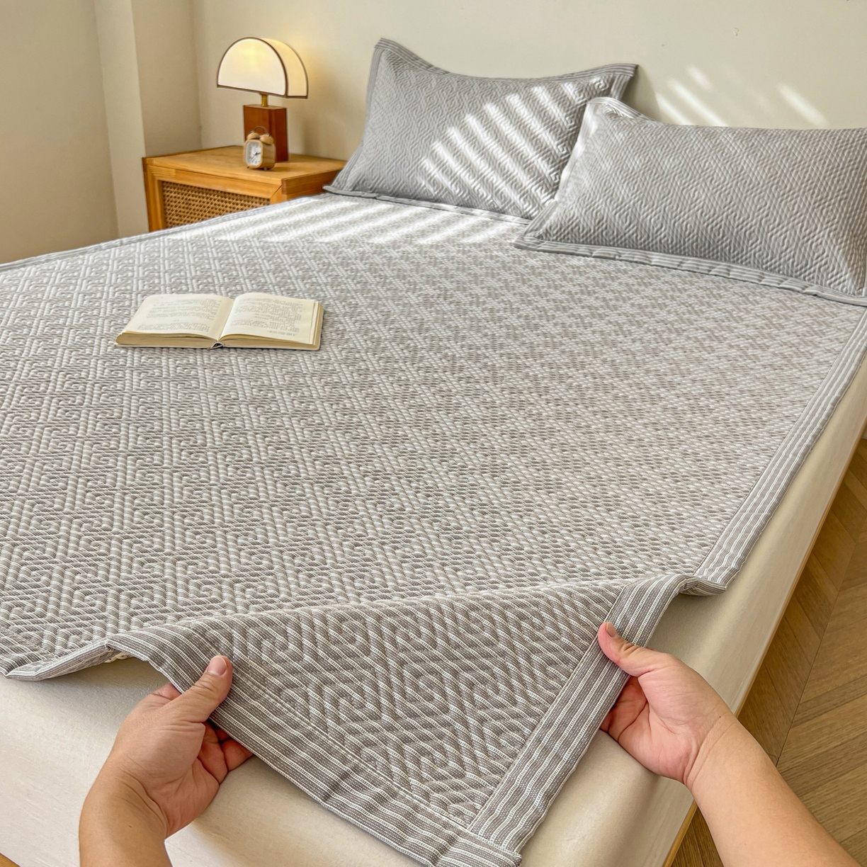 91家纺网 家纺一手货源 找家纺 棉乐町家居 2026新款老粗布床盖床垫大床 床盖 条纹灰