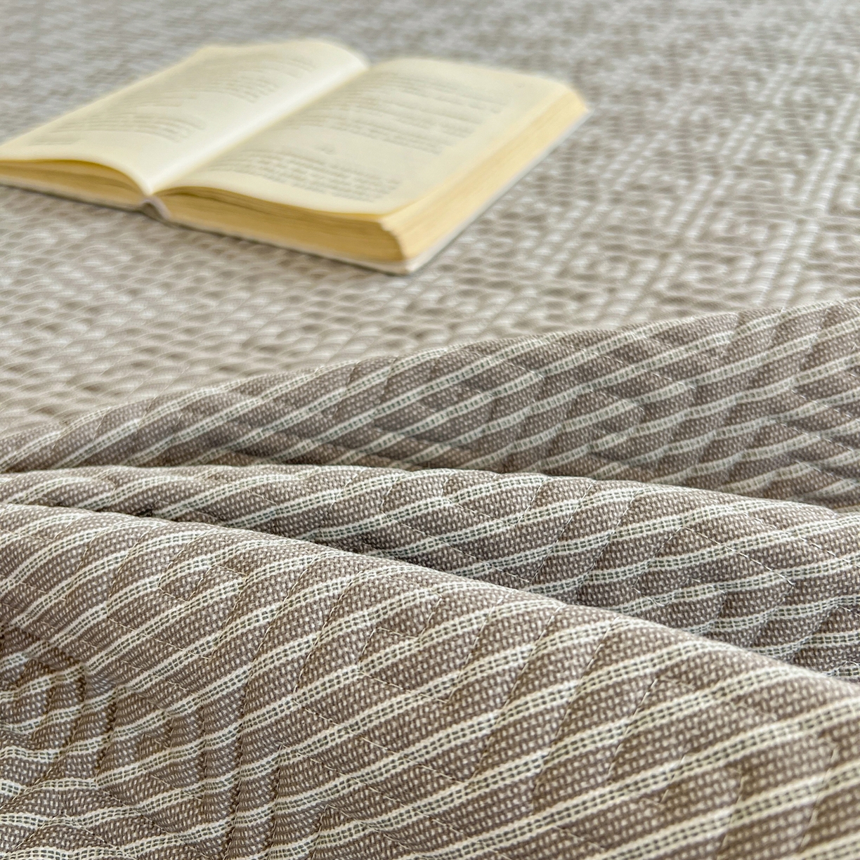 91家纺网 家纺一手货源 找家纺 棉乐町家居 2026新款老粗布床盖床垫大床 床盖 条纹灰