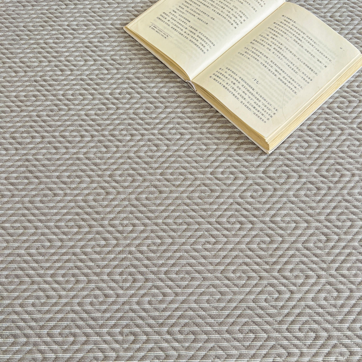 91家纺网 家纺一手货源 找家纺 棉乐町家居 2026新款老粗布床盖床垫大床 床盖 条纹灰