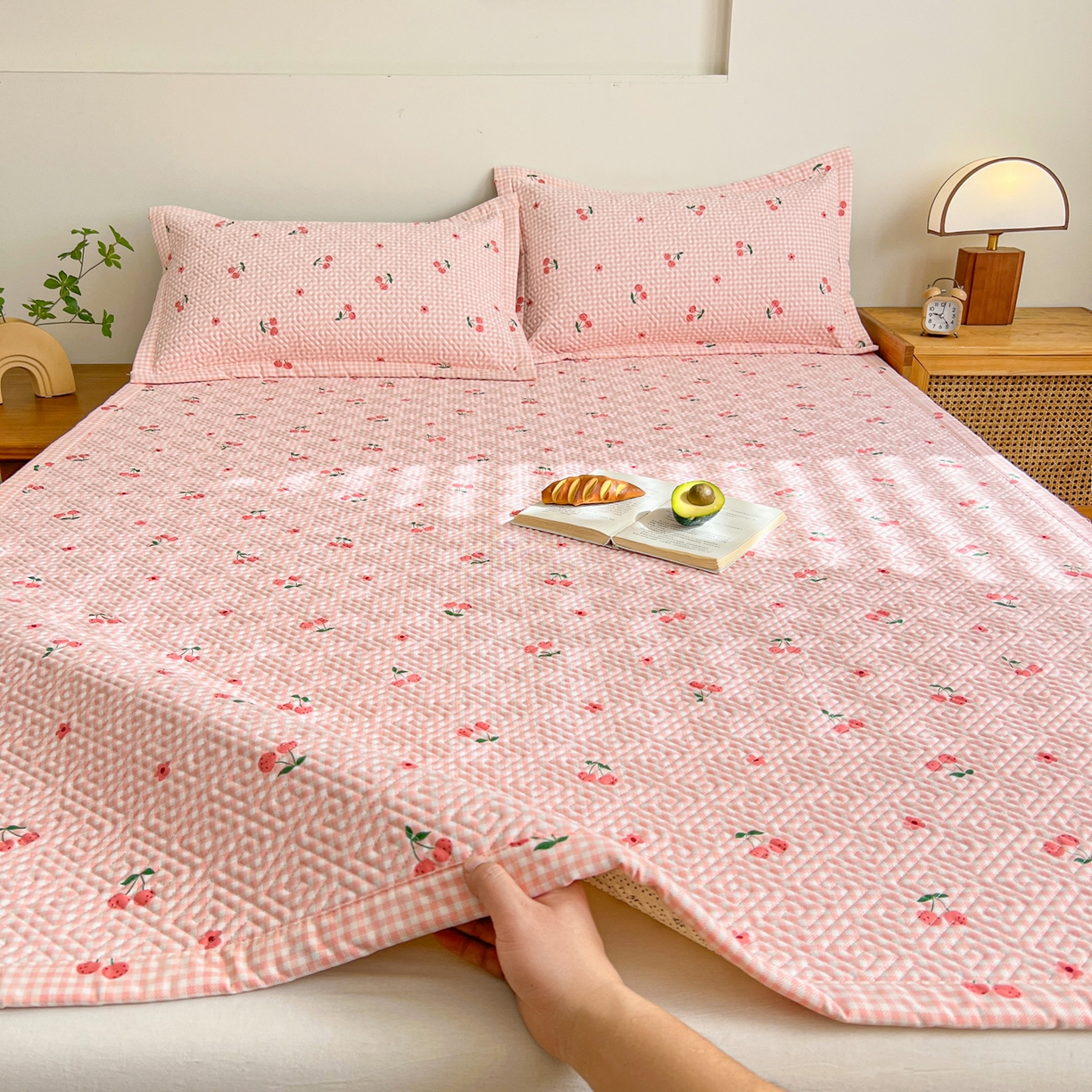 91家纺网 家纺一手货源 找家纺 棉乐町家居 2026新款老粗布床盖床垫大床 床盖 格子樱桃