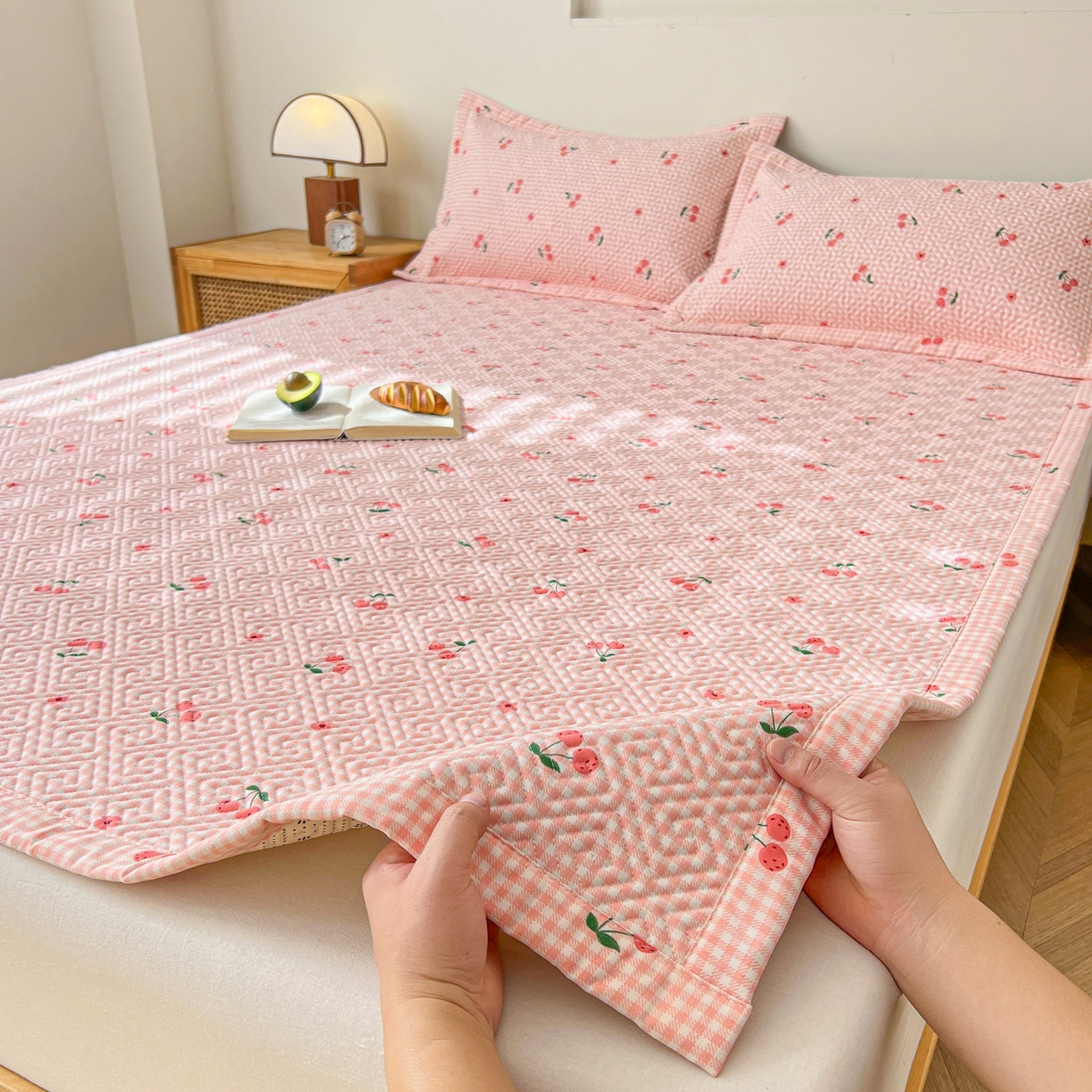 91家纺网 家纺一手货源 找家纺 金泰莱 2026新款老粗布床盖床垫大床 床盖 格子樱桃