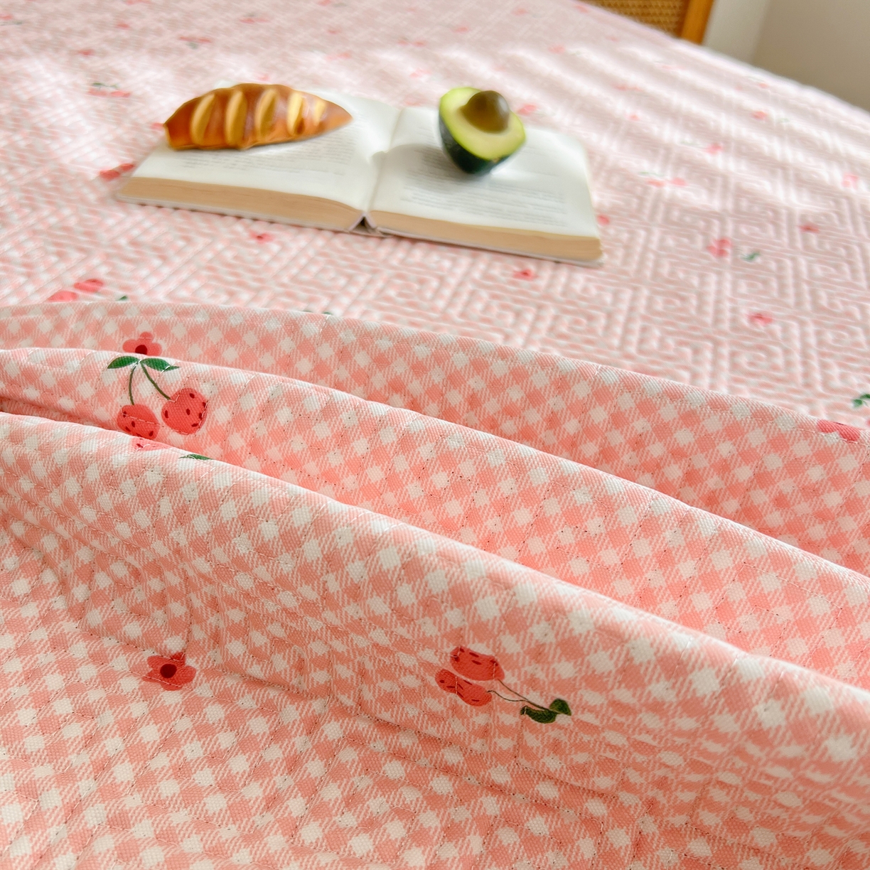 91家纺网 家纺一手货源 找家纺 金泰莱 2026新款老粗布床盖床垫大床 床盖 格子樱桃