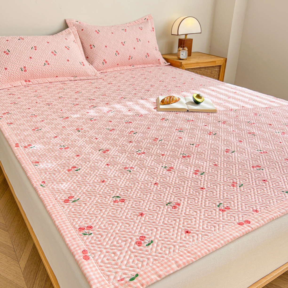 91家纺网 家纺一手货源 找家纺 金泰莱 2026新款老粗布床盖床垫大床 床盖 格子樱桃