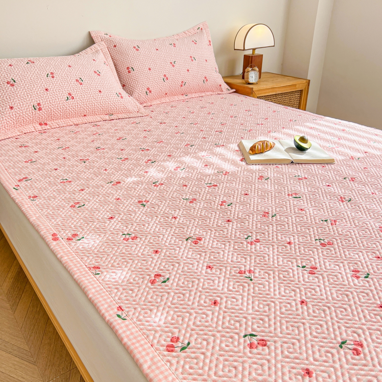 91家纺网 家纺一手货源 找家纺 金泰莱 2026新款老粗布床盖床垫大床 床盖 格子樱桃