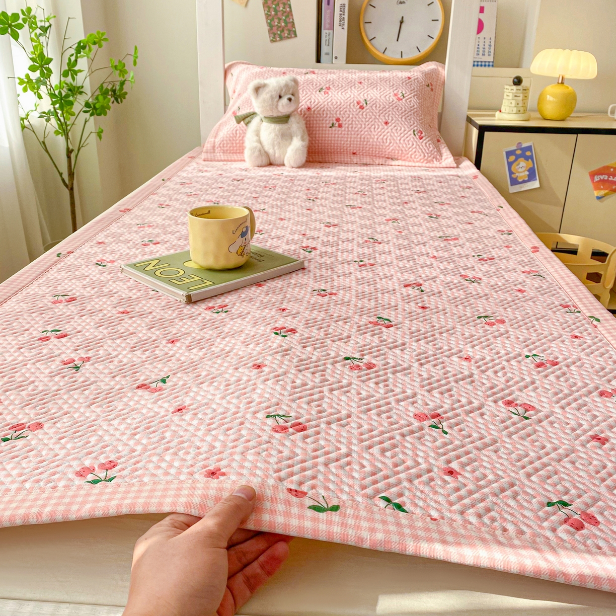 91家纺网 家纺一手货源 找家纺 金泰莱 2026新款老粗布床盖床垫学生床 床盖 格子樱桃