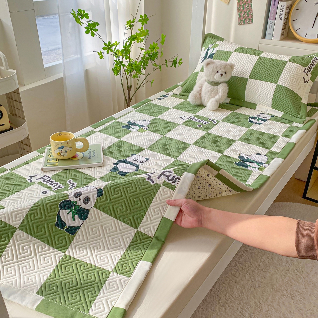 91家纺网 家纺一手货源 找家纺 金泰莱 2026新款老粗布床盖床垫学生床 床盖 可爱熊猫