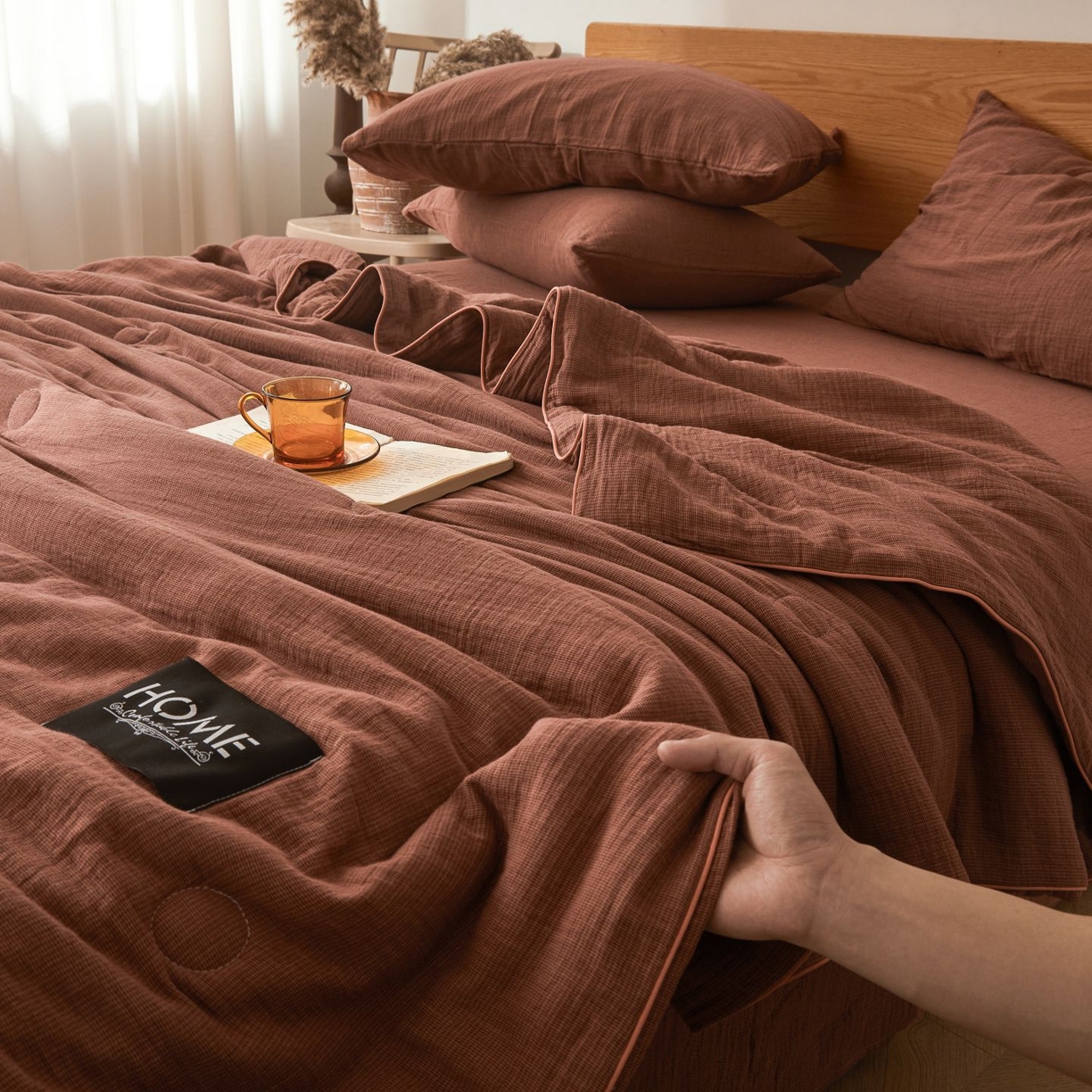 91家纺网 家纺一手货源 找家纺 乐家毛巾被（工厂自产自销） 2026新款A类新疆长绒棉色织提花双层纱千鸟格系列夏被 棕红