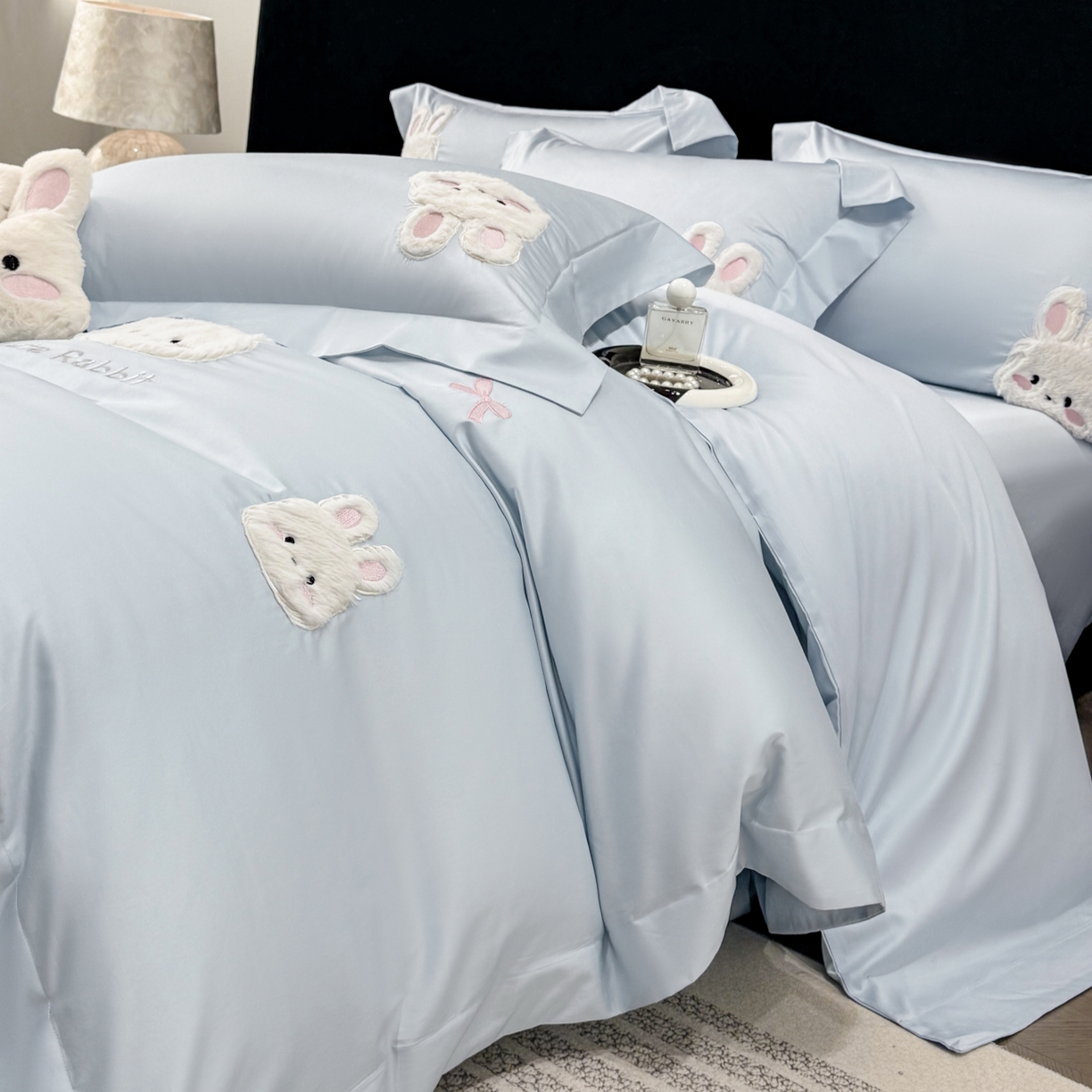91家纺网 家纺一手货源 找家纺 星蕴家纺 2026新款卡通长绒棉纯棉绣花四件套-甜心小兔 甜心小兔-天空蓝