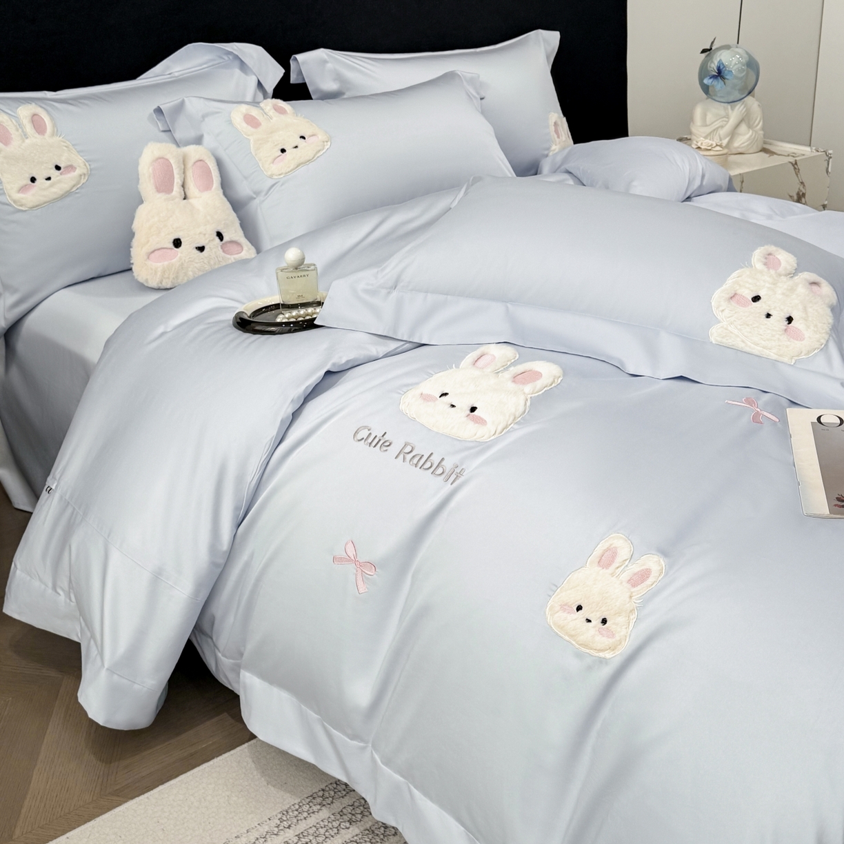 91家纺网 家纺一手货源 找家纺 星蕴家纺 2026新款卡通长绒棉纯棉绣花四件套-甜心小兔 甜心小兔-天空蓝