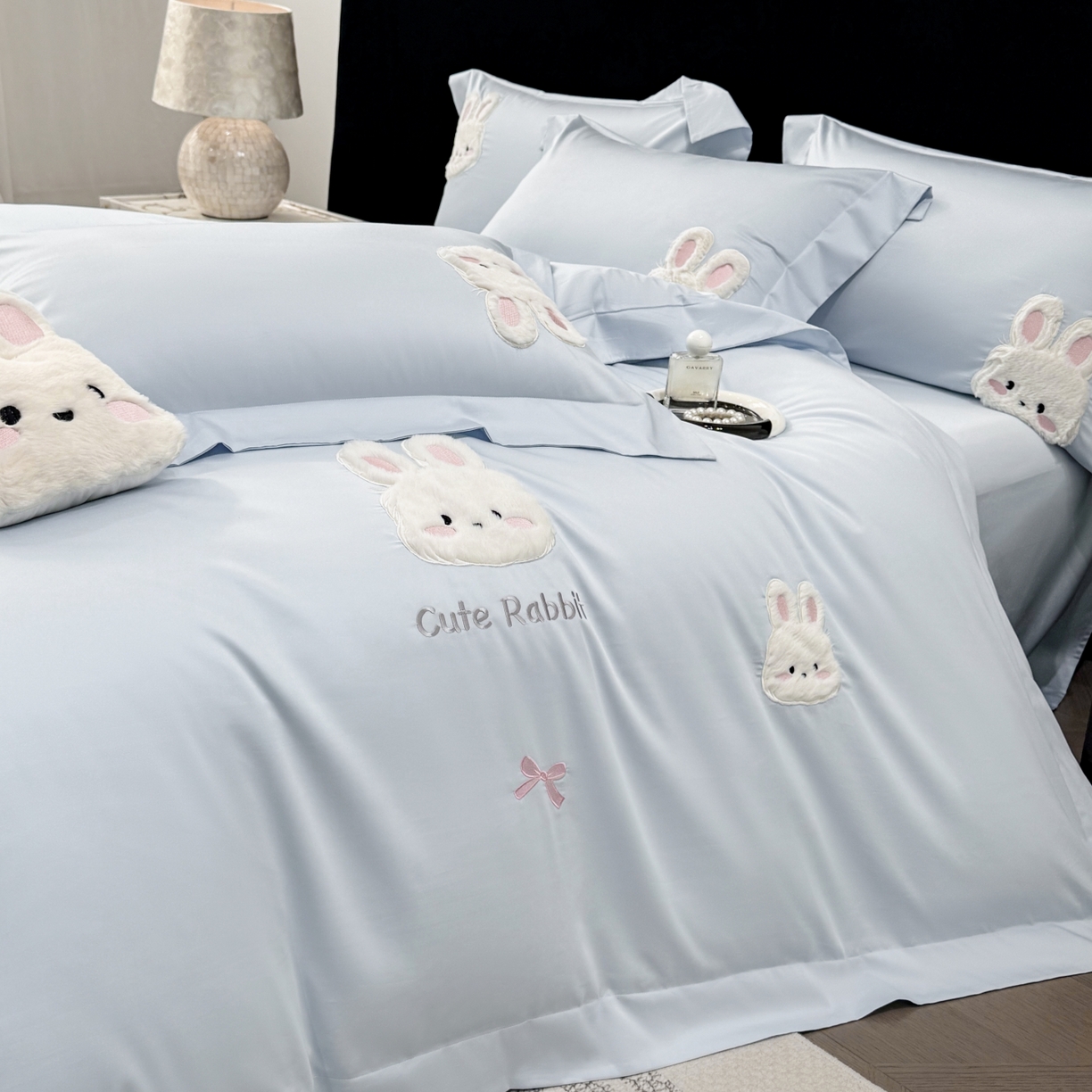 91家纺网 家纺一手货源 找家纺 星蕴家纺 2026新款卡通长绒棉纯棉绣花四件套-甜心小兔 甜心小兔-天空蓝