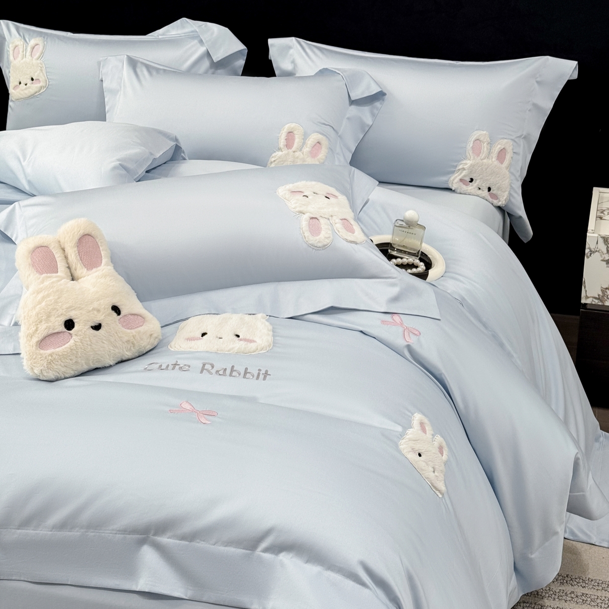 91家纺网 家纺一手货源 找家纺 星蕴家纺 2026新款卡通长绒棉纯棉绣花四件套-甜心小兔 甜心小兔-天空蓝