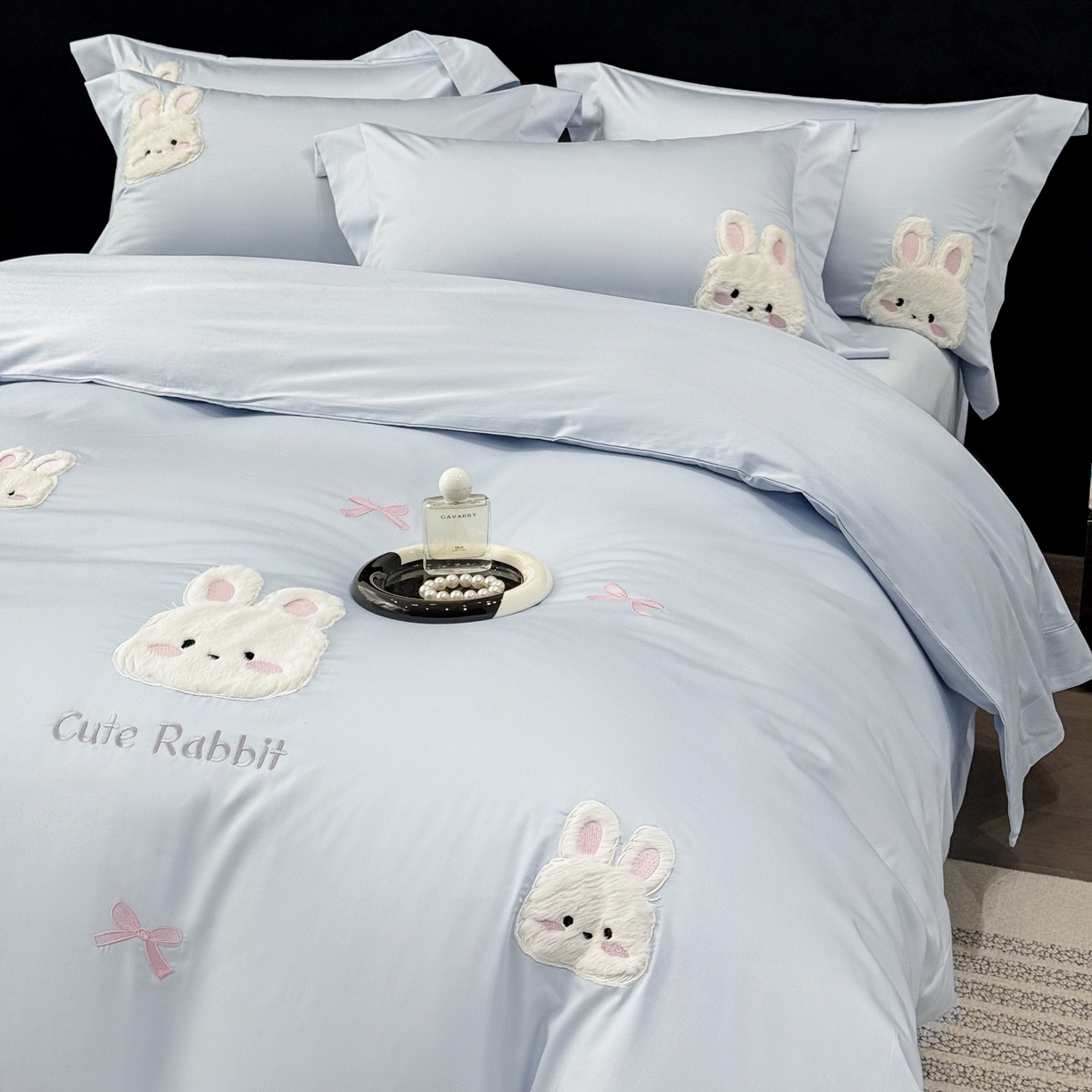 91家纺网 家纺一手货源 找家纺 星蕴家纺 2026新款卡通长绒棉纯棉绣花四件套-甜心小兔 甜心小兔-天空蓝