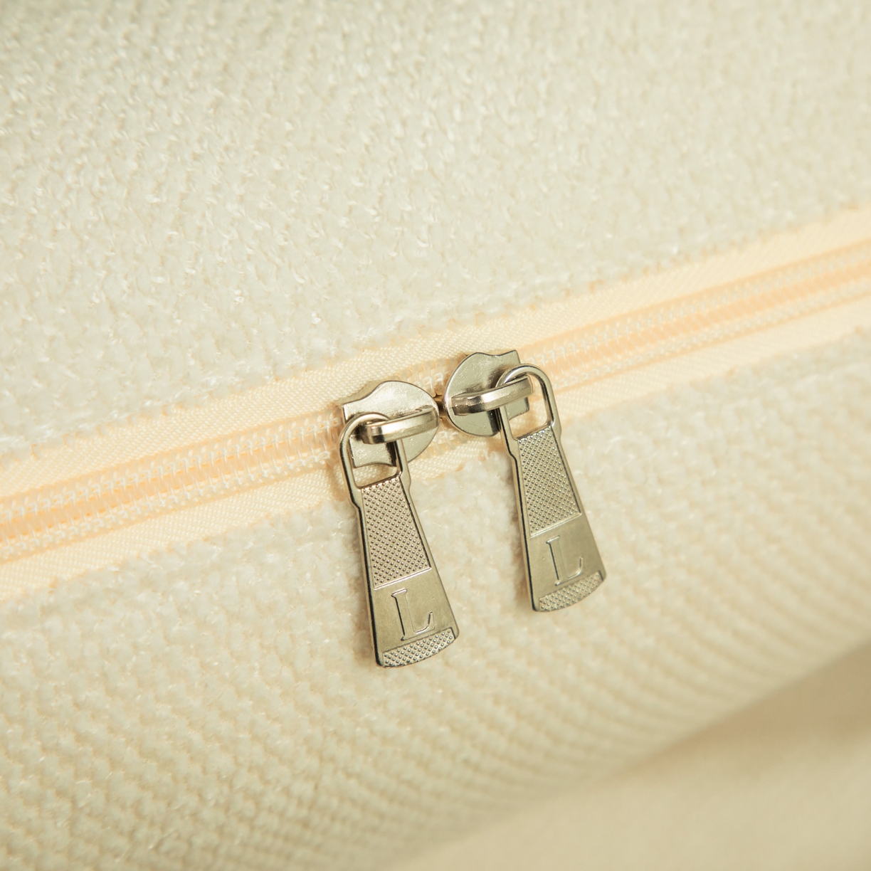 91家纺网 家纺一手货源 找家纺 雷娜家居 2026新款刺绣抱枕被简尚系列 简尚-白月光