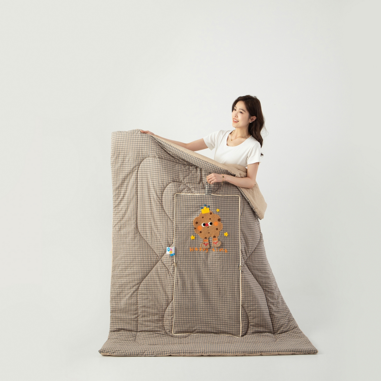 91家纺网 家纺一手货源 找家纺 雷娜家居 2026新款升级款皇冠饼干抱枕被 皇冠饼干咖