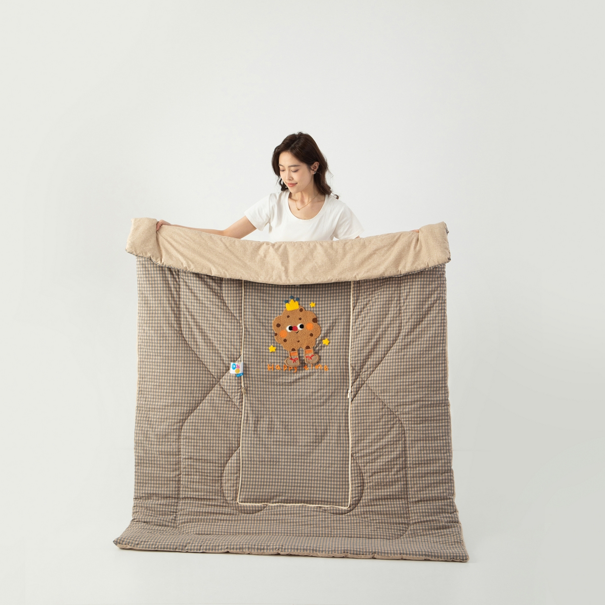 91家纺网 家纺一手货源 找家纺 雷娜家居 2026新款升级款皇冠饼干抱枕被 皇冠饼干咖