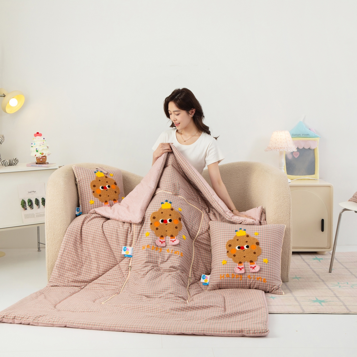 91家纺网 家纺一手货源 找家纺 雷娜家居 2026新款升级款皇冠饼干抱枕被 皇冠饼干粉