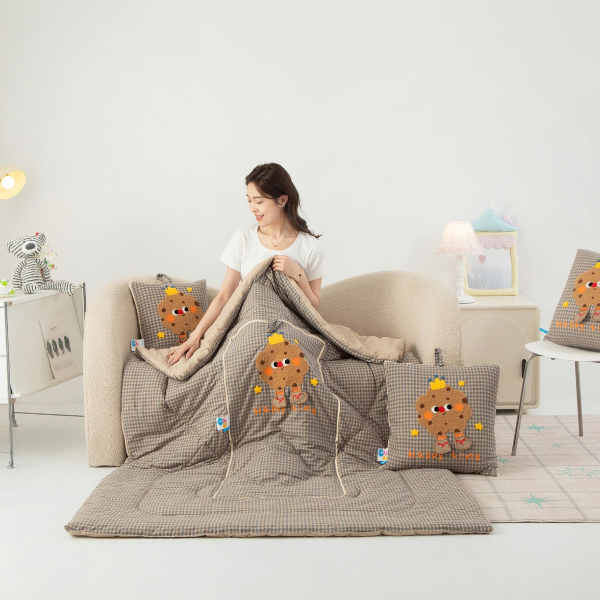 91家纺网 家纺一手货源 找家纺 雷娜家居 2026新款升级款皇冠饼干抱枕被 皇冠饼干咖