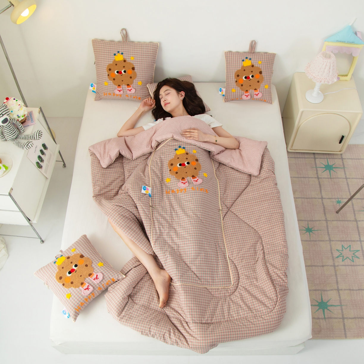 91家纺网 家纺一手货源 找家纺 雷娜家居 2026新款升级款皇冠饼干抱枕被 皇冠饼干粉