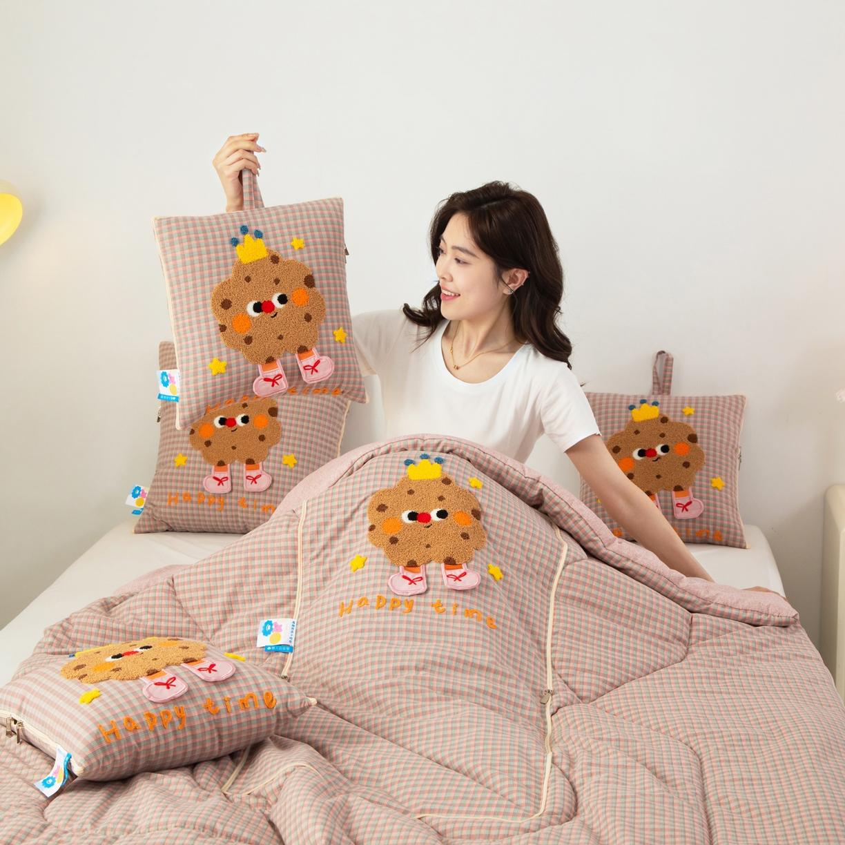 91家纺网 家纺一手货源 找家纺 雷娜家居 2026新款升级款皇冠饼干抱枕被 皇冠饼干粉