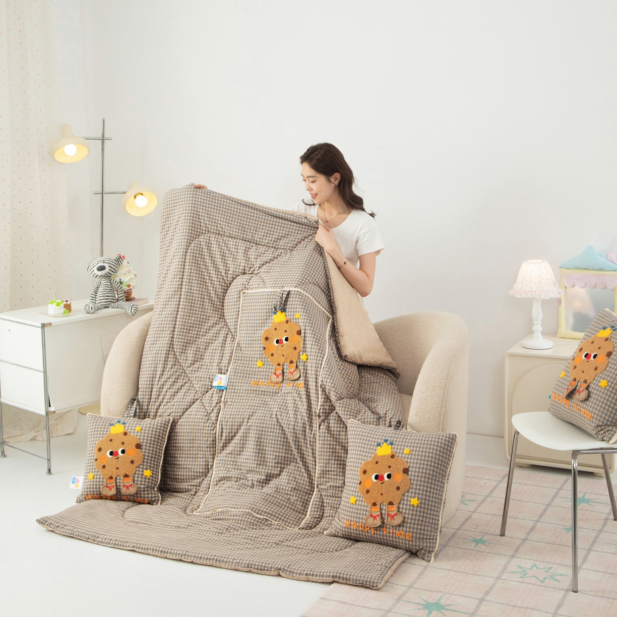 91家纺网 家纺一手货源 找家纺 雷娜家居 2026新款升级款皇冠饼干抱枕被 皇冠饼干咖