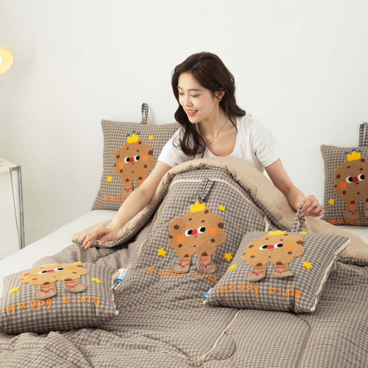 91家纺网 家纺一手货源 找家纺 雷娜家居 2026新款升级款皇冠饼干抱枕被 皇冠饼干咖