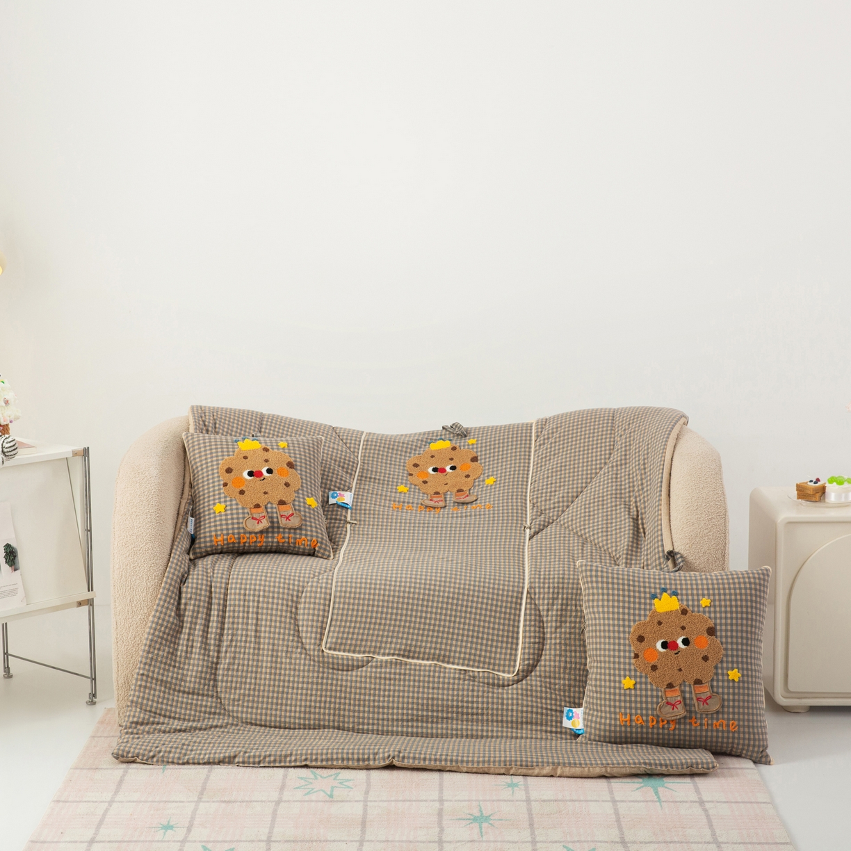 91家纺网 家纺一手货源 找家纺 雷娜家居 2026新款升级款皇冠饼干抱枕被 皇冠饼干咖