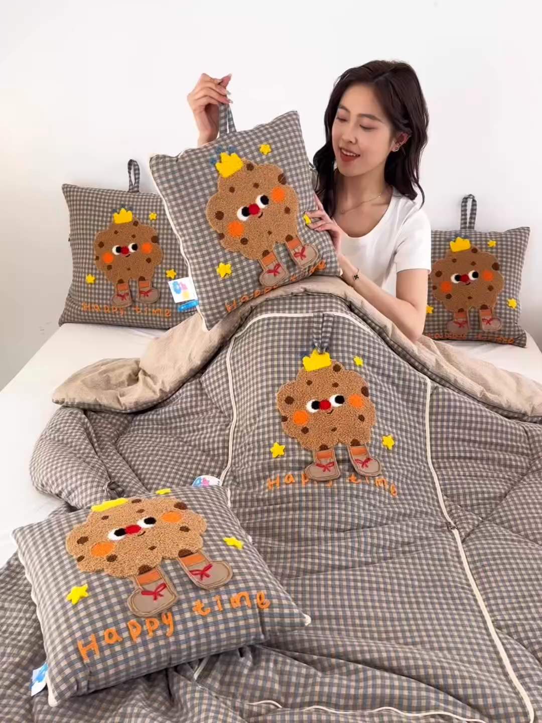 91家纺网 家纺一手货源 找家纺 雷娜家居 2026新款升级款皇冠饼干抱枕被 皇冠饼干咖