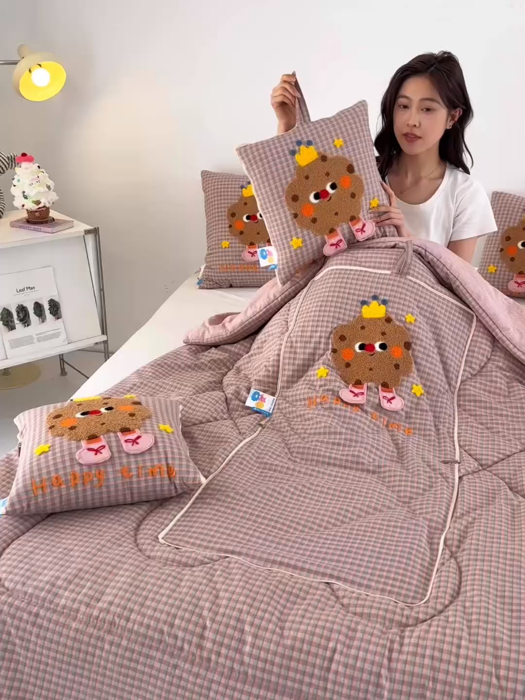 91家纺网 家纺一手货源 找家纺 雷娜家居 2026新款升级款皇冠饼干抱枕被 皇冠饼干粉