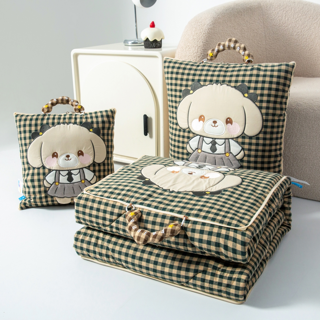 91家纺网 家纺一手货源 找家纺 雷娜家居 2026新款全棉纯棉色织羞羞狗抱枕被 羞羞狗绿