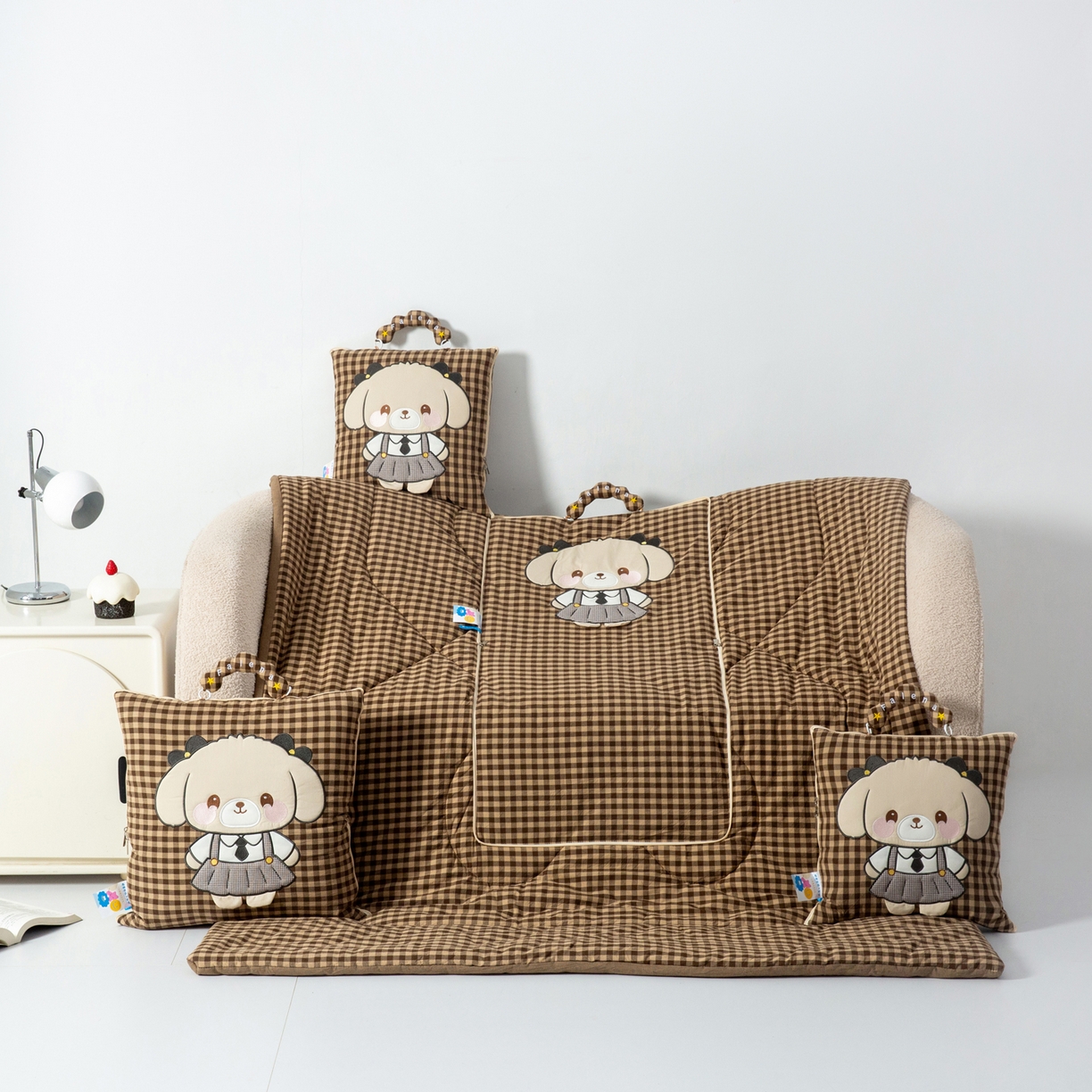 91家纺网 家纺一手货源 找家纺 雷娜家居 2026新款全棉纯棉色织羞羞狗抱枕被 羞羞狗咖