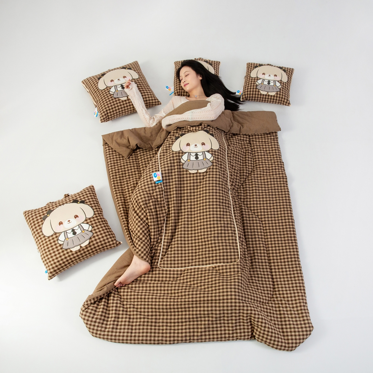 91家纺网 家纺一手货源 找家纺 雷娜家居 2026新款全棉纯棉色织羞羞狗抱枕被 羞羞狗咖