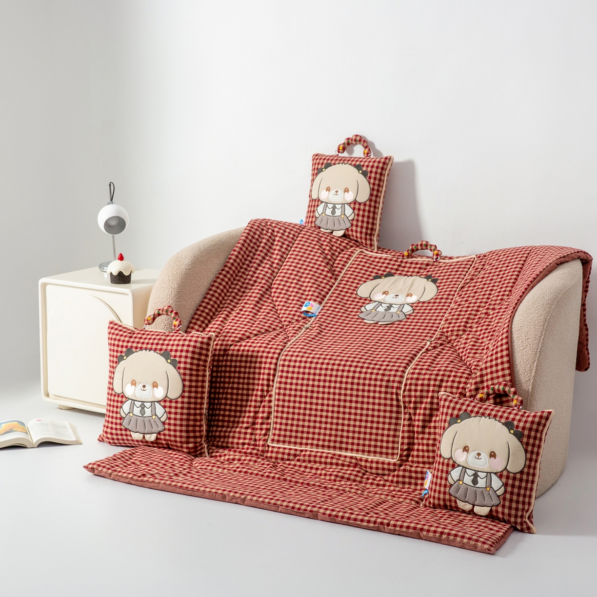 91家纺网 家纺一手货源 找家纺 雷娜家居 2026新款全棉纯棉色织羞羞狗抱枕被 羞羞狗红