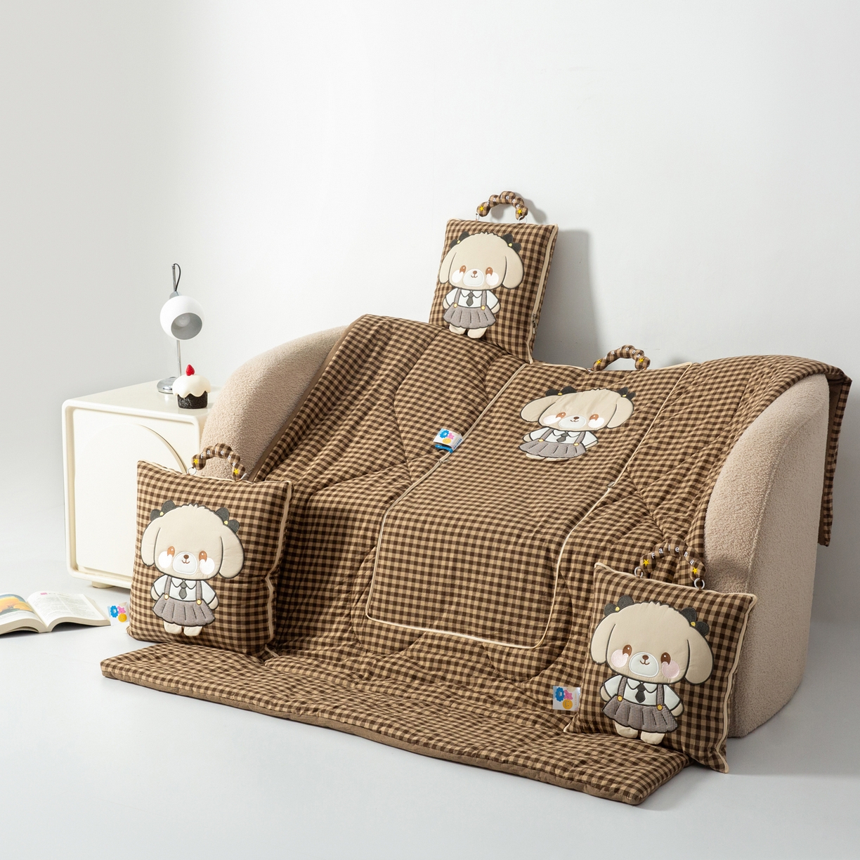 91家纺网 家纺一手货源 找家纺 雷娜家居 2026新款全棉纯棉色织羞羞狗抱枕被 羞羞狗咖