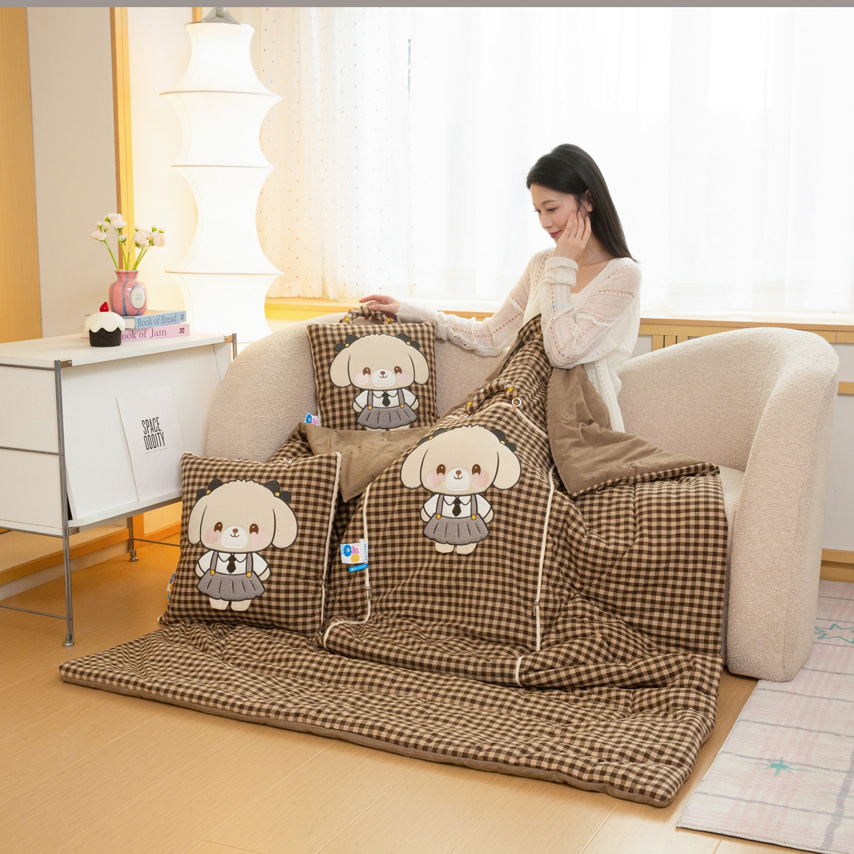 91家纺网 家纺一手货源 找家纺 雷娜家居 2026新款全棉纯棉色织羞羞狗抱枕被 羞羞狗咖