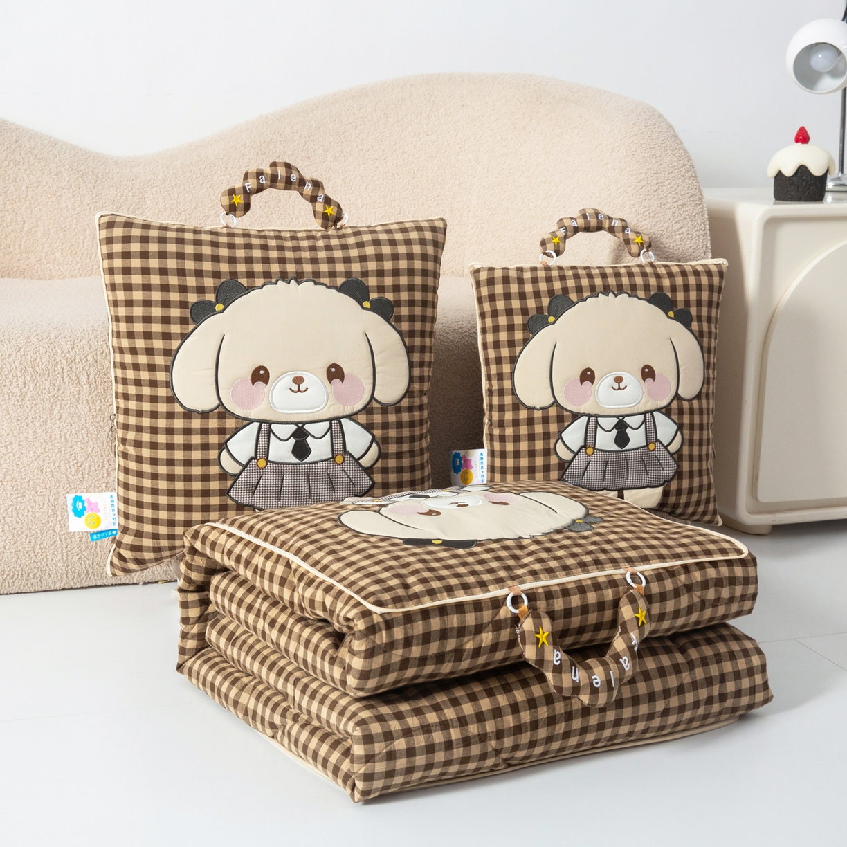 91家纺网 家纺一手货源 找家纺 雷娜家居 2026新款全棉纯棉色织羞羞狗抱枕被 羞羞狗咖