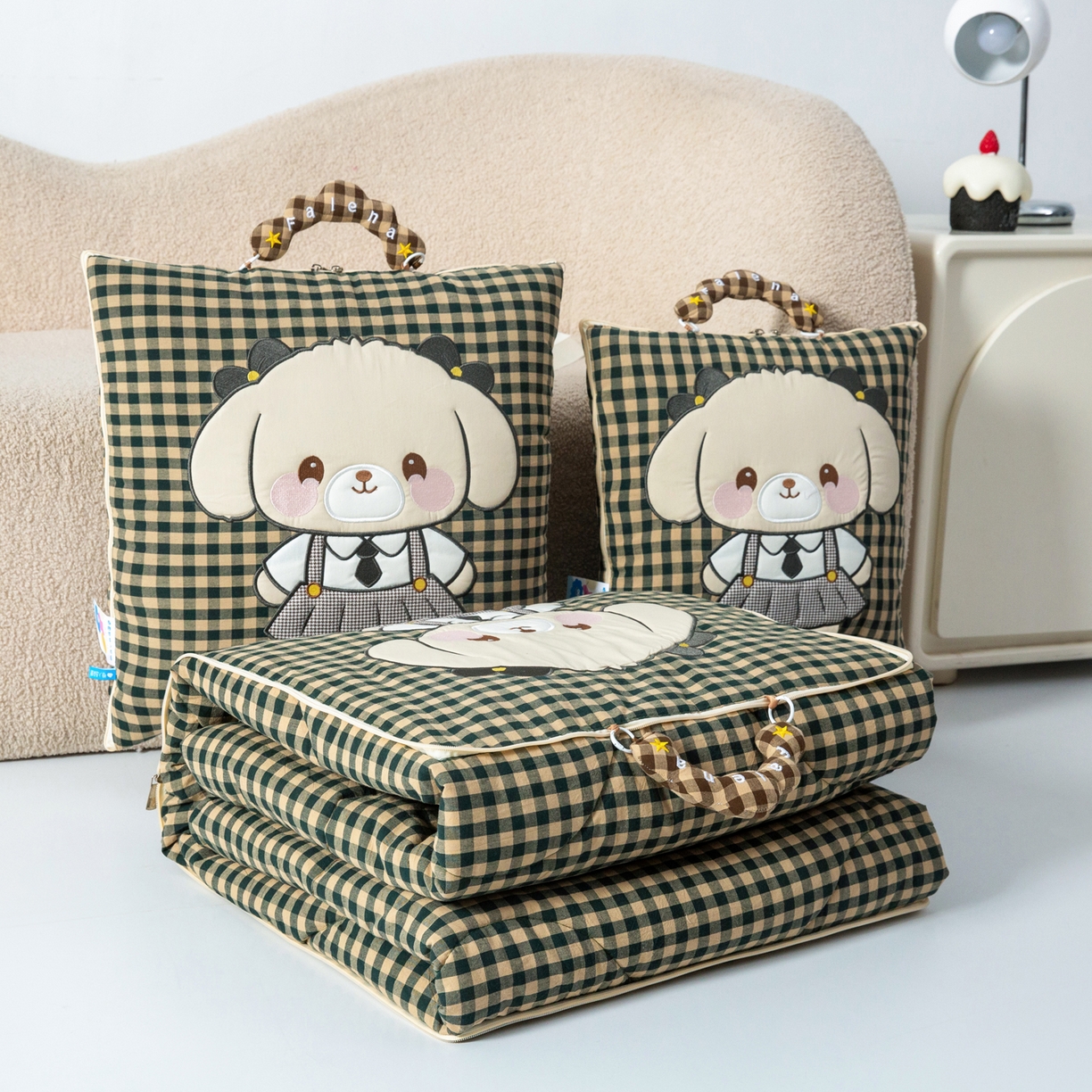 91家纺网 家纺一手货源 找家纺 雷娜家居 2026新款全棉纯棉色织羞羞狗抱枕被 羞羞狗绿