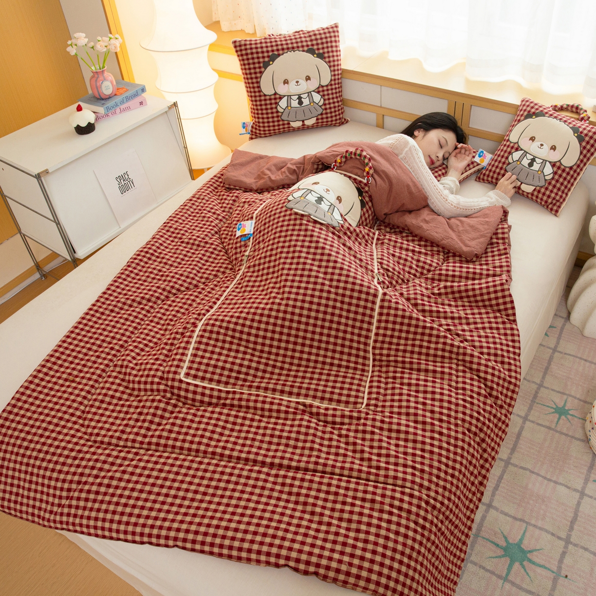 91家纺网 家纺一手货源 找家纺 雷娜家居 2026新款全棉纯棉色织羞羞狗抱枕被 羞羞狗红