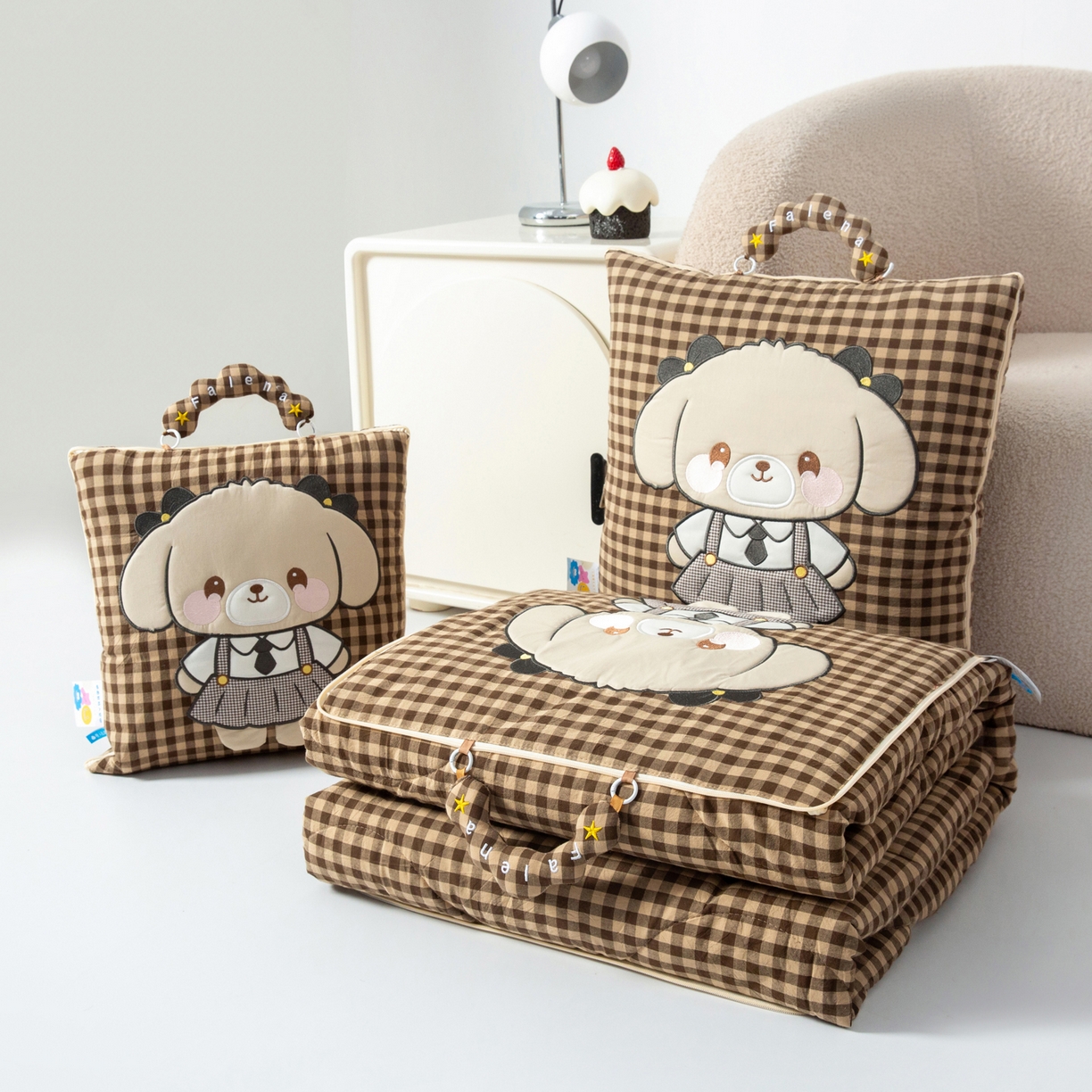 91家纺网 家纺一手货源 找家纺 雷娜家居 2026新款全棉纯棉色织羞羞狗抱枕被 羞羞狗咖