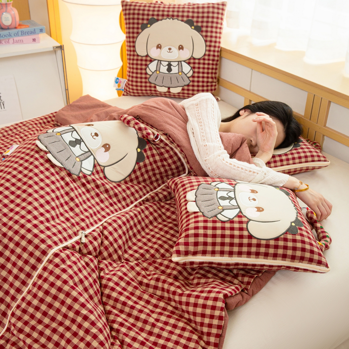 91家纺网 家纺一手货源 找家纺 雷娜家居 2026新款全棉纯棉色织羞羞狗抱枕被 羞羞狗红