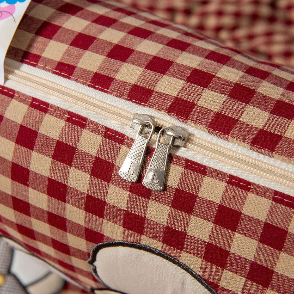 91家纺网 家纺一手货源 找家纺 雷娜家居 2026新款全棉纯棉色织羞羞狗抱枕被 羞羞狗红