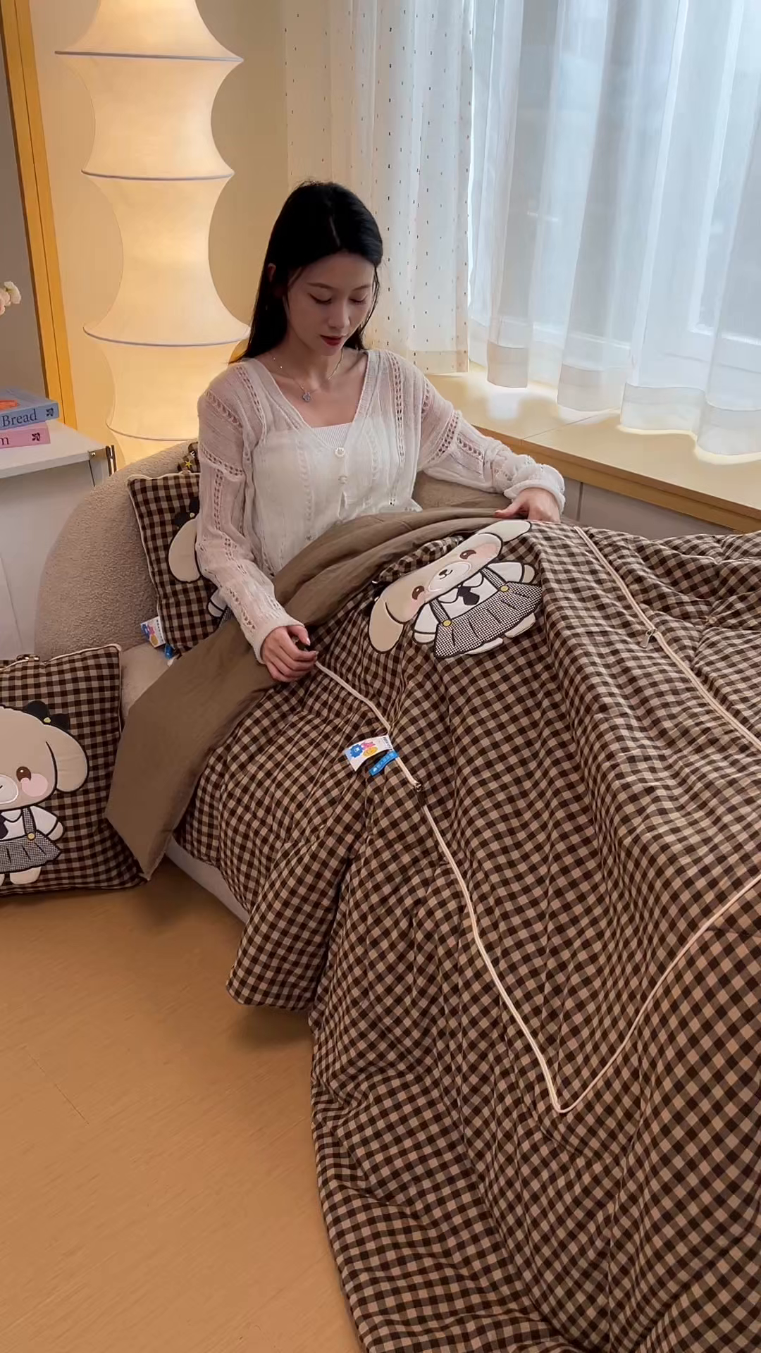 91家纺网 家纺一手货源 找家纺 雷娜家居 2026新款全棉纯棉色织羞羞狗抱枕被 羞羞狗咖