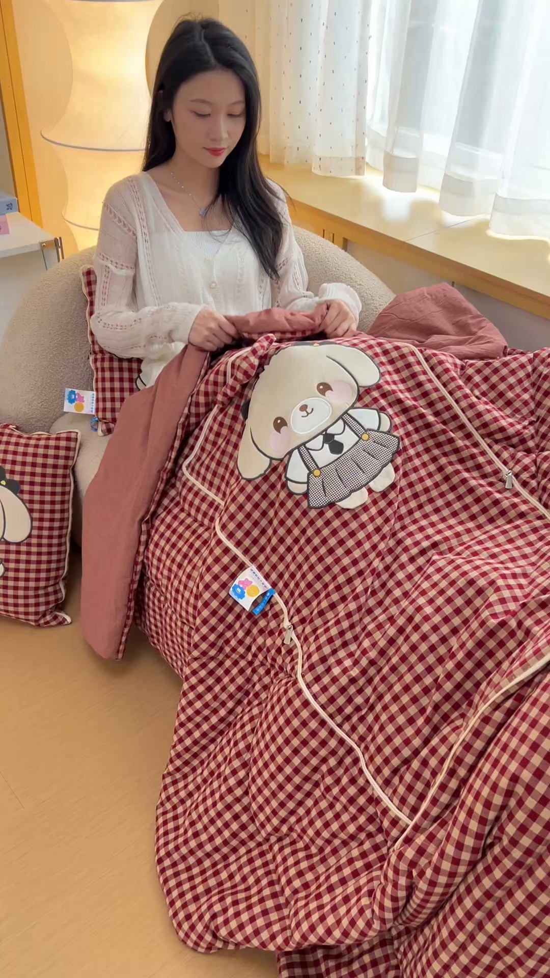 91家纺网 家纺一手货源 找家纺 雷娜家居 2026新款全棉纯棉色织羞羞狗抱枕被 羞羞狗红