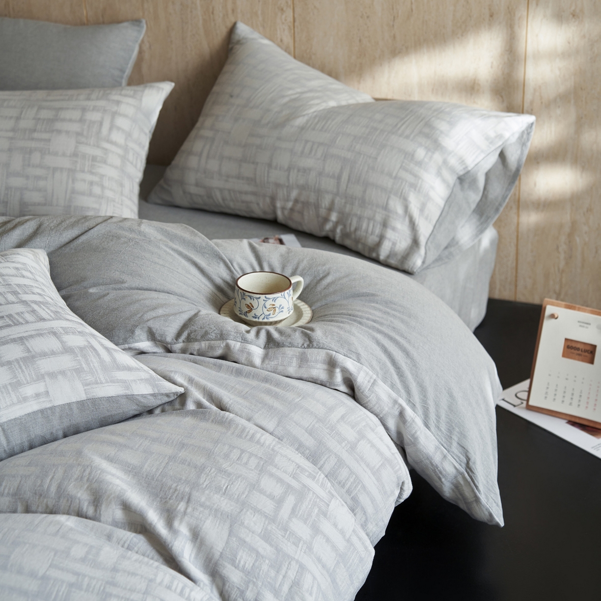 91家纺网 家纺一手货源 找家纺 如一 2026春夏新款色织提花全棉纯棉水洗棉四件套 浮光-灰