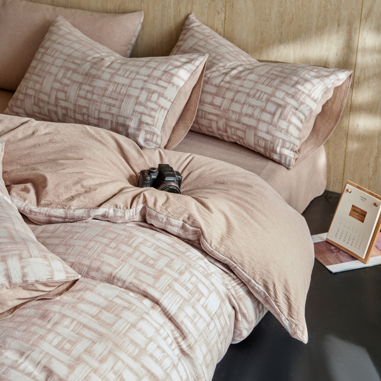 91家纺网 家纺一手货源 找家纺 如一 2026春夏新款色织提花全棉纯棉水洗棉四件套 浮光-咖