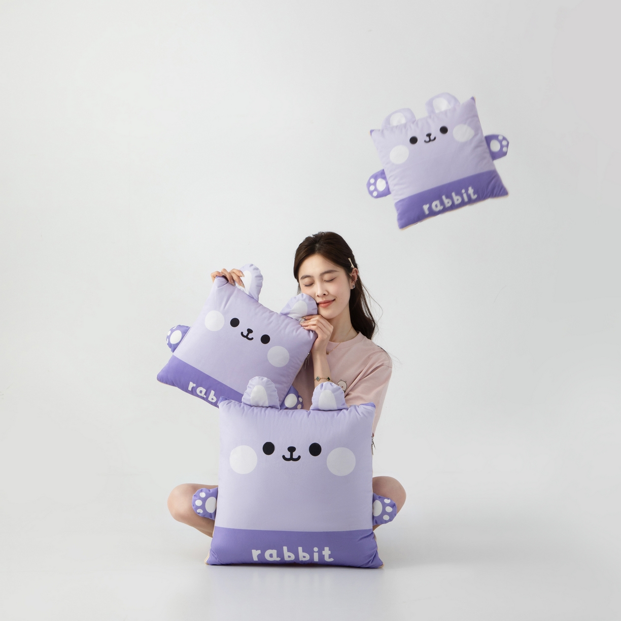 91家纺网 家纺一手货源 找家纺 雷娜家居 2026新款四季款萌宠系列抱枕被 萌萌兔