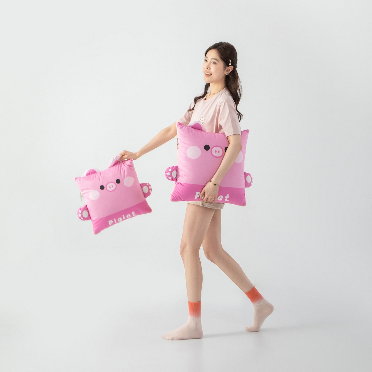 91家纺网 家纺一手货源 找家纺 雷娜家居 2026新款四季款萌宠系列抱枕被 萌萌猪