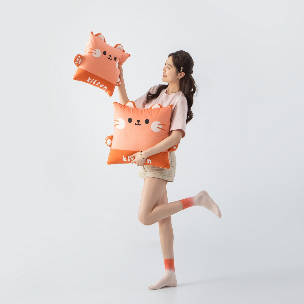 91家纺网 家纺一手货源 找家纺 雷娜家居 2026新款四季款萌宠系列抱枕被 小喵喵