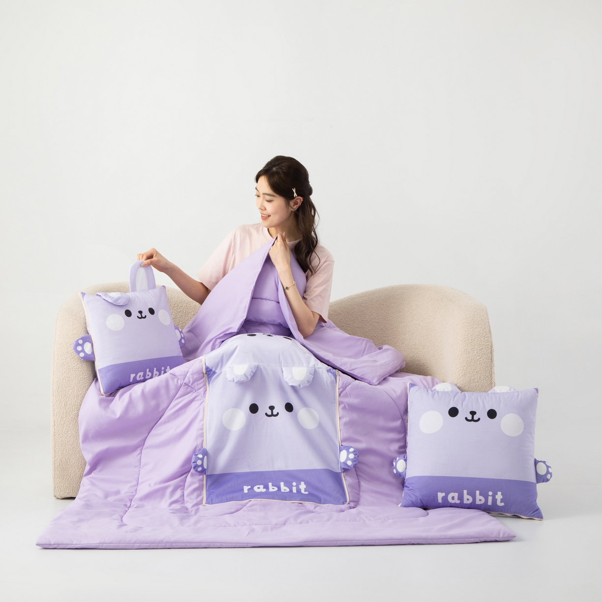 91家纺网 家纺一手货源 找家纺 雷娜家居 2026新款四季款萌宠系列抱枕被 萌萌兔