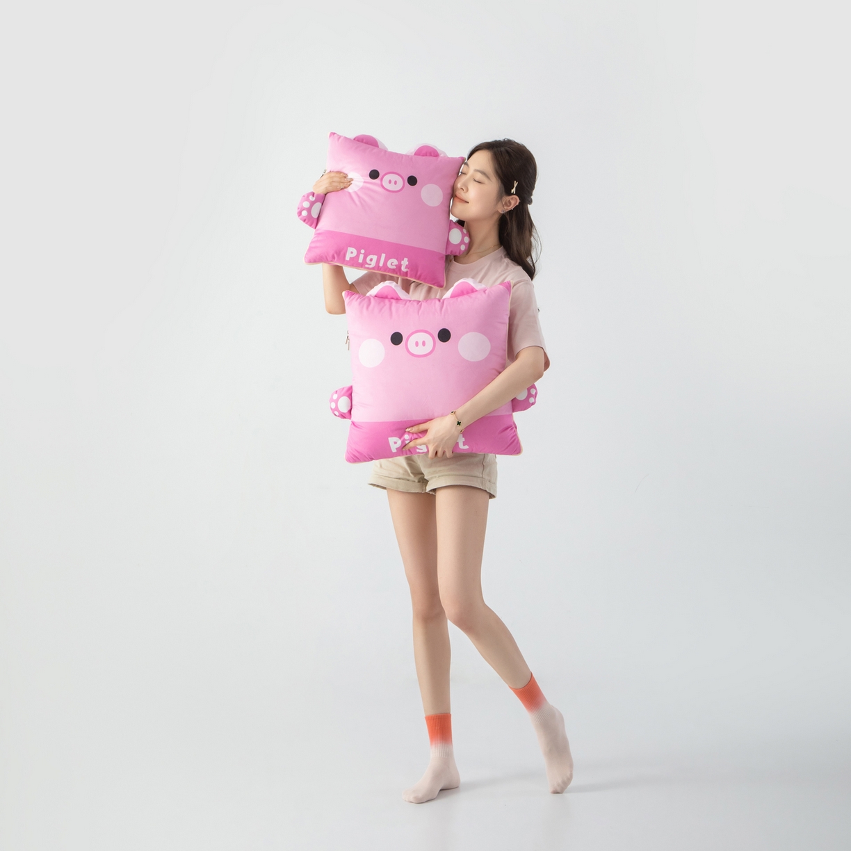 91家纺网 家纺一手货源 找家纺 雷娜家居 2026新款四季款萌宠系列抱枕被 萌萌猪